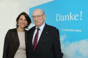 Udo Jesionek, Präsident des WEISSEN RINGS begrüßte Staatssekretärin Karoline Edtstadler im Wiener Büro des WEISSEN RINGS. WEISSER RING / Willibald Haslinger