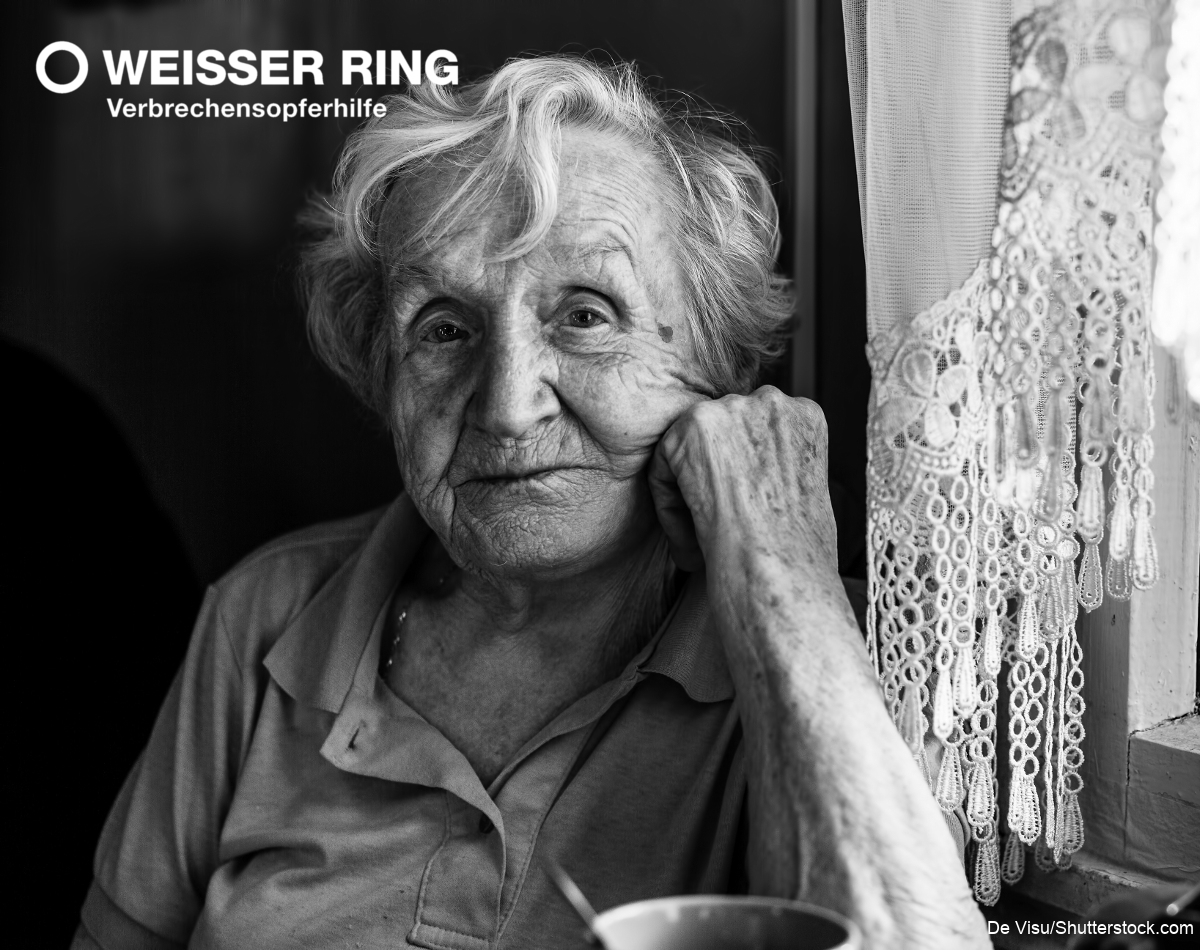 Alte Frau am Fenster